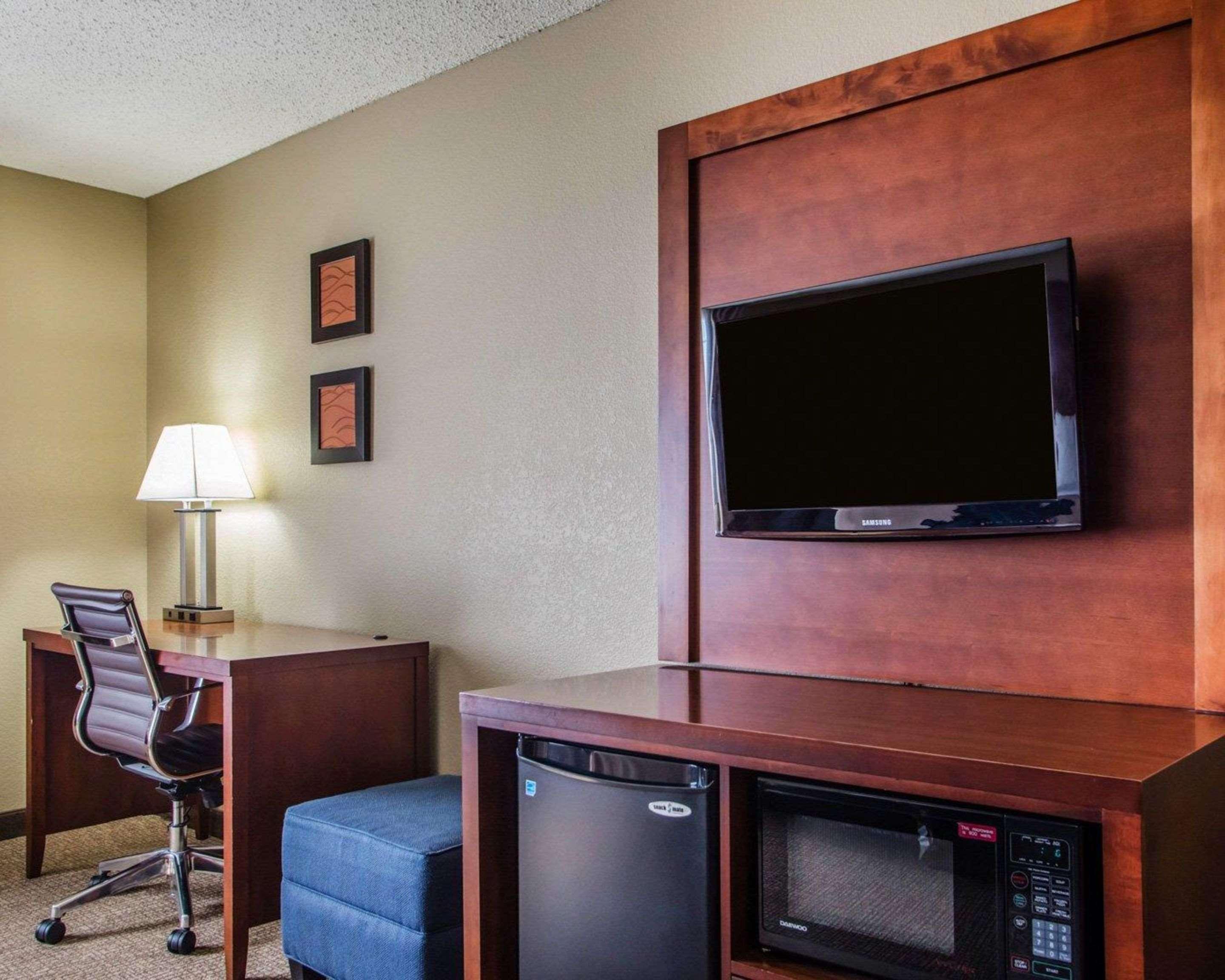 Comfort Inn & Suites Jackson - West Bend Екстер'єр фото