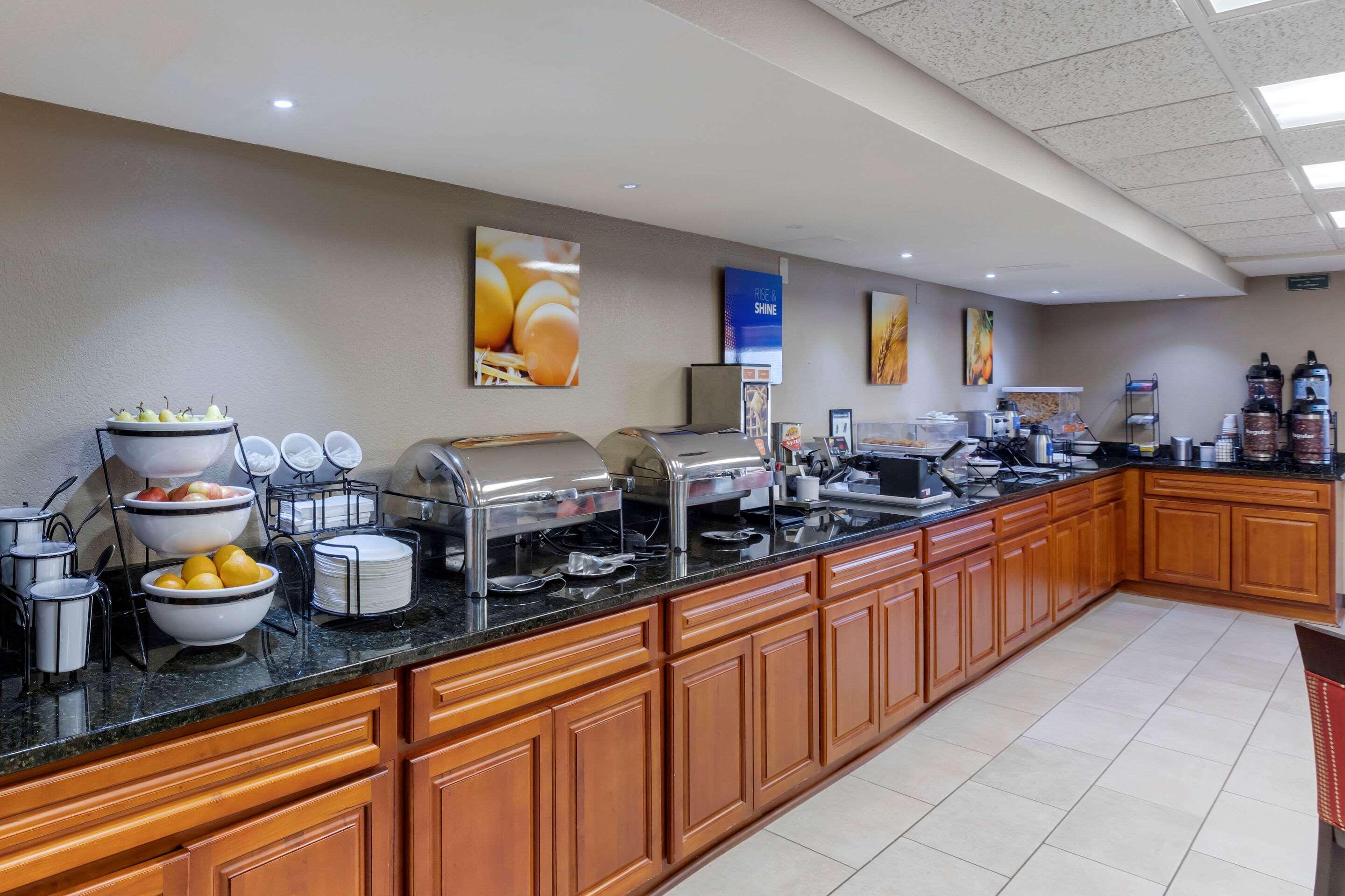 Comfort Inn & Suites Jackson - West Bend Екстер'єр фото