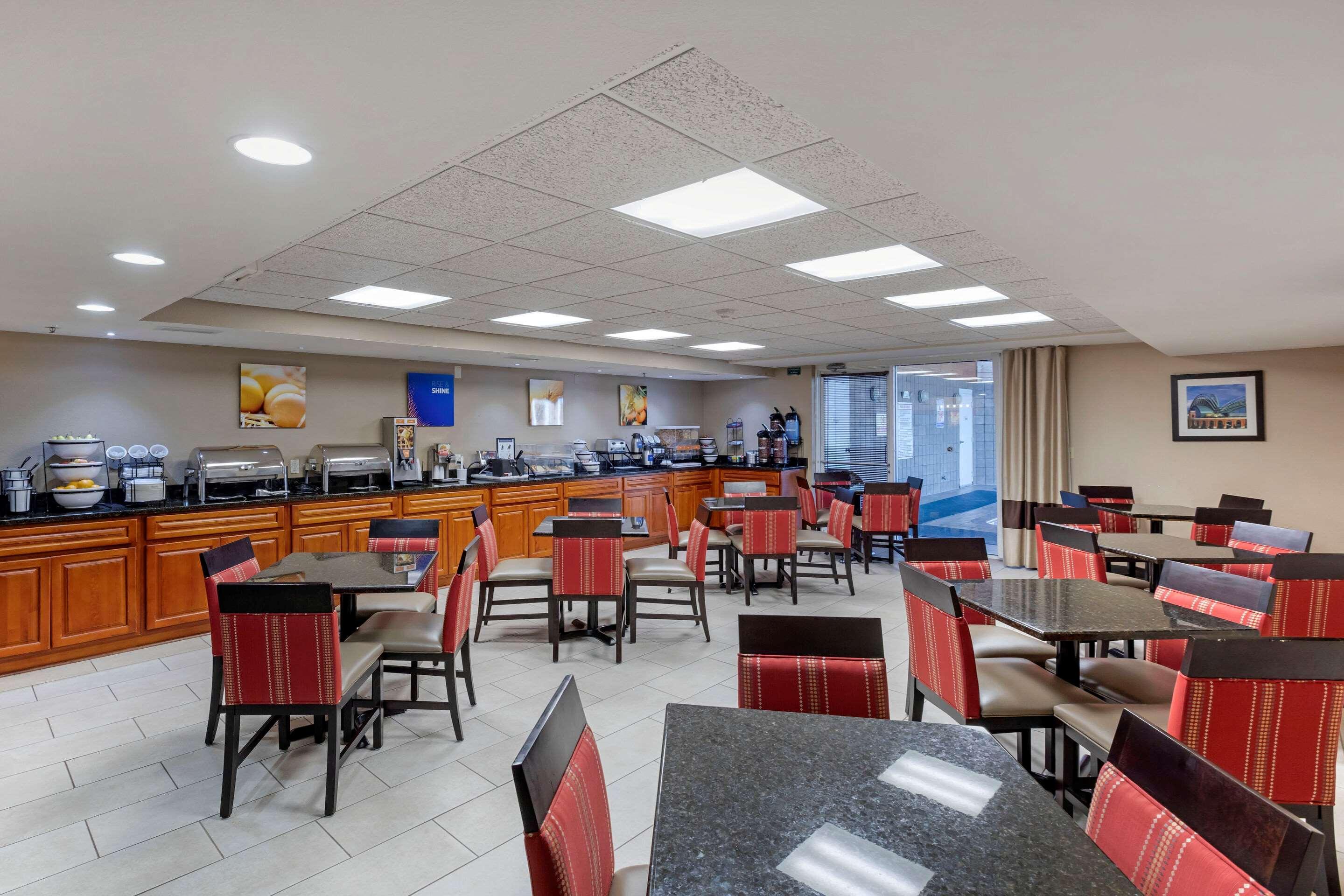 Comfort Inn & Suites Jackson - West Bend Екстер'єр фото