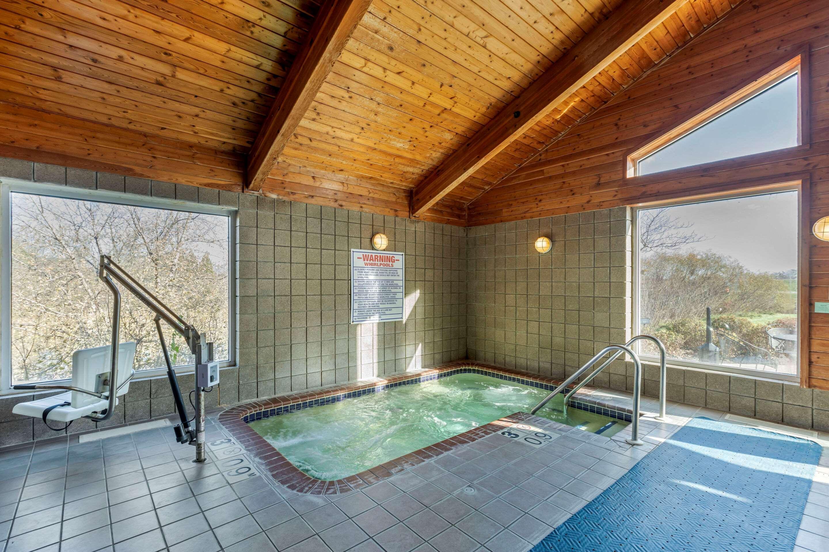 Comfort Inn & Suites Jackson - West Bend Екстер'єр фото
