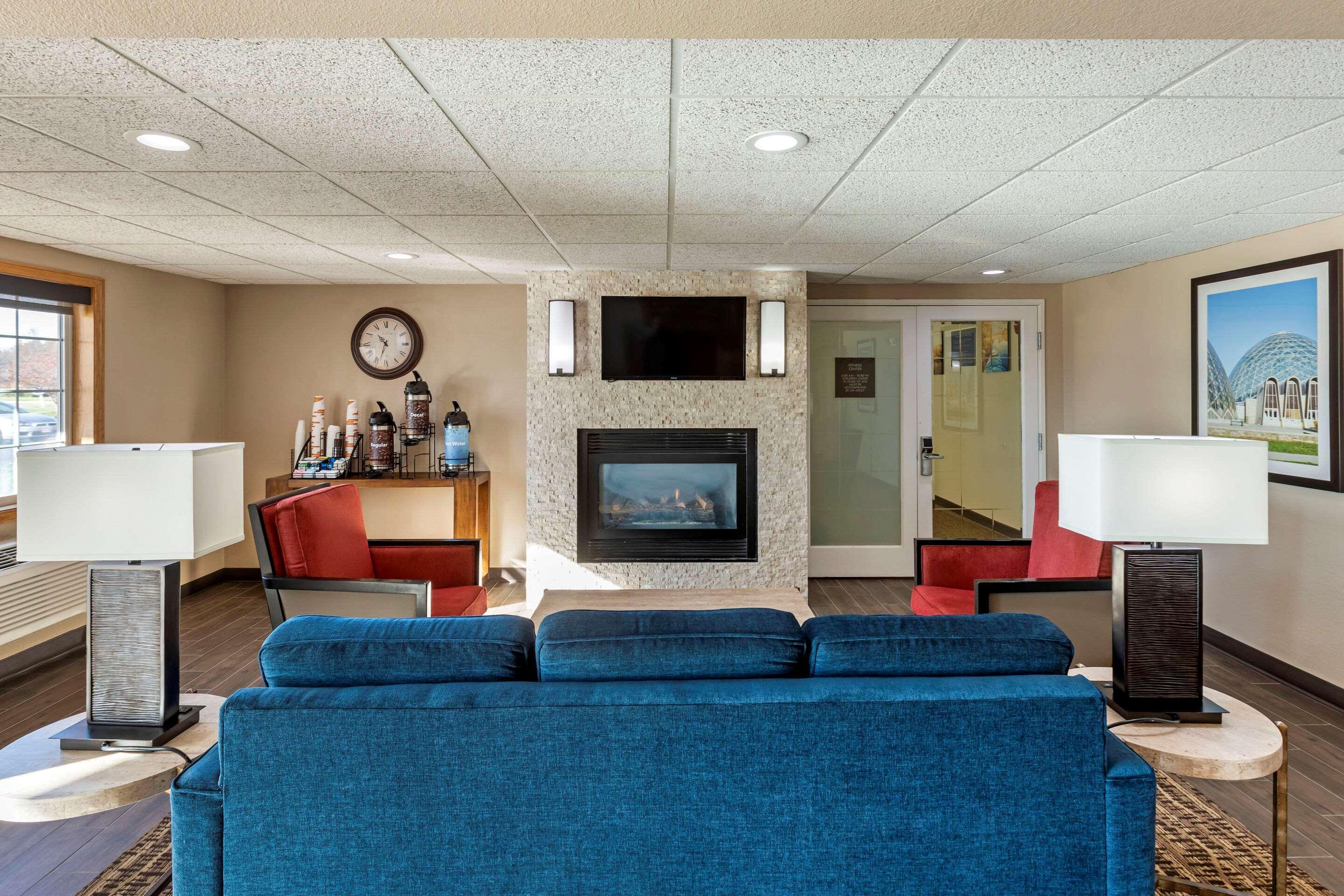 Comfort Inn & Suites Jackson - West Bend Екстер'єр фото