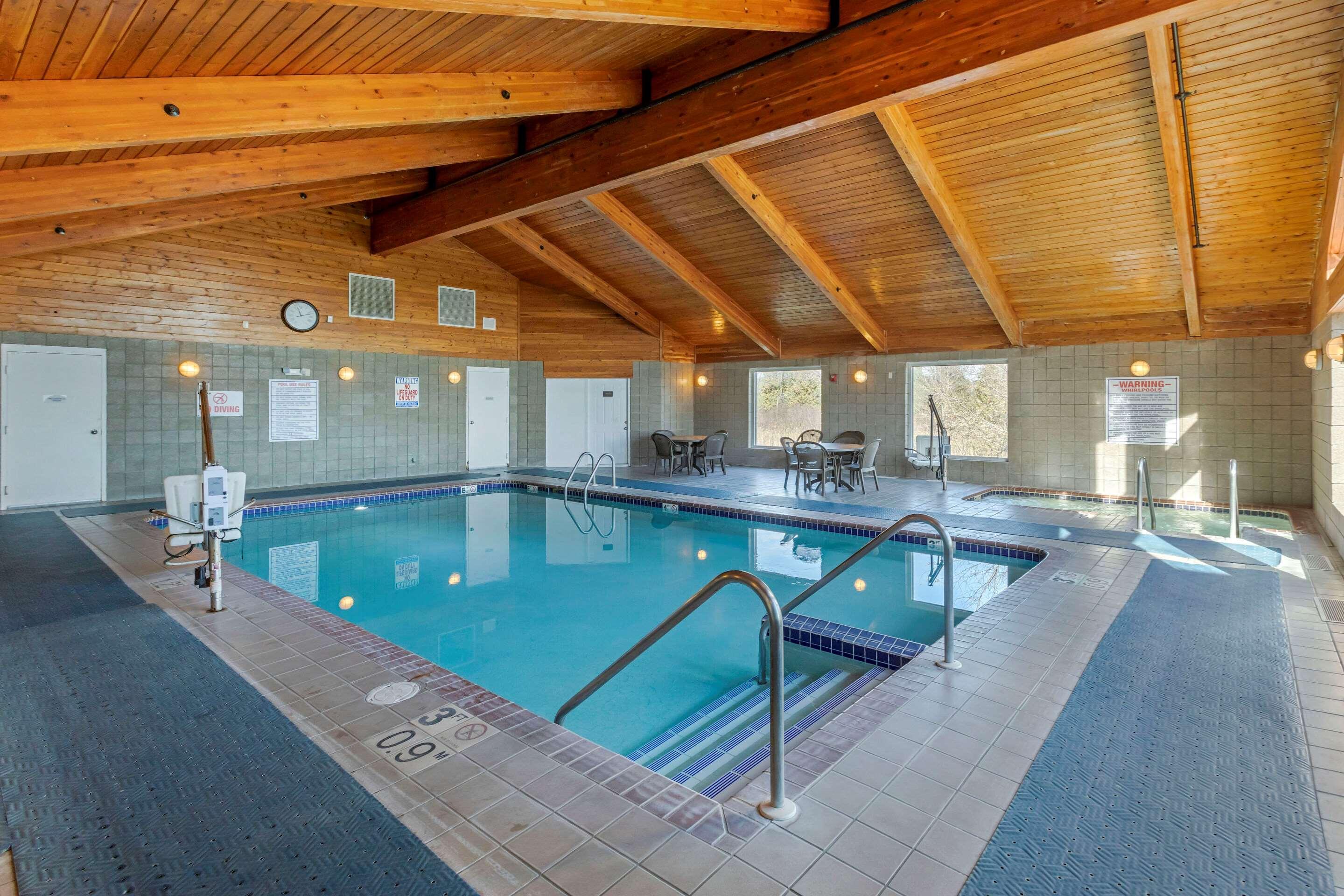 Comfort Inn & Suites Jackson - West Bend Екстер'єр фото