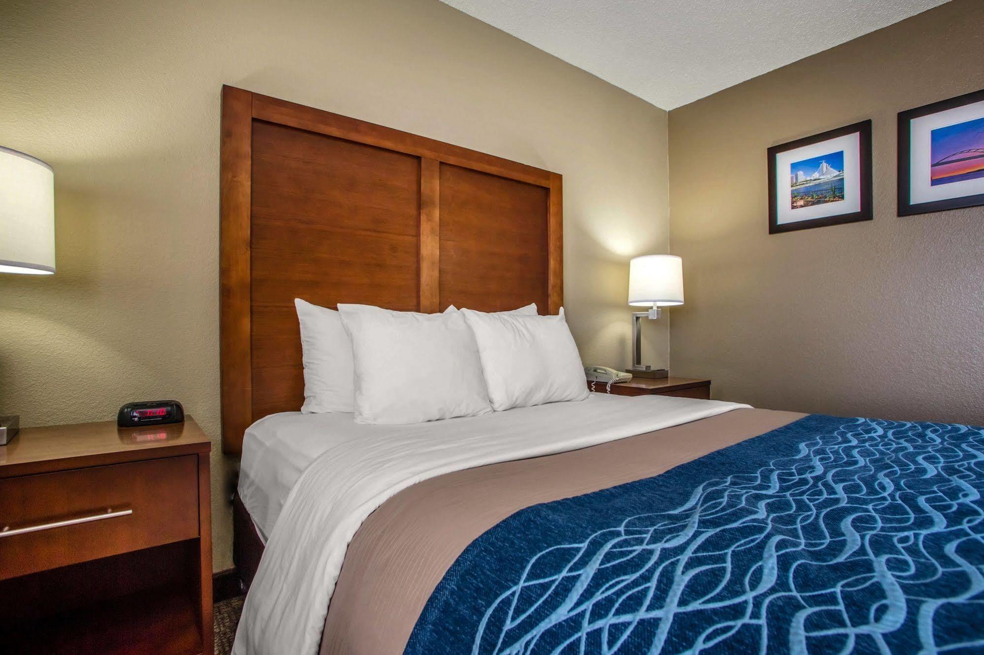 Comfort Inn & Suites Jackson - West Bend Екстер'єр фото