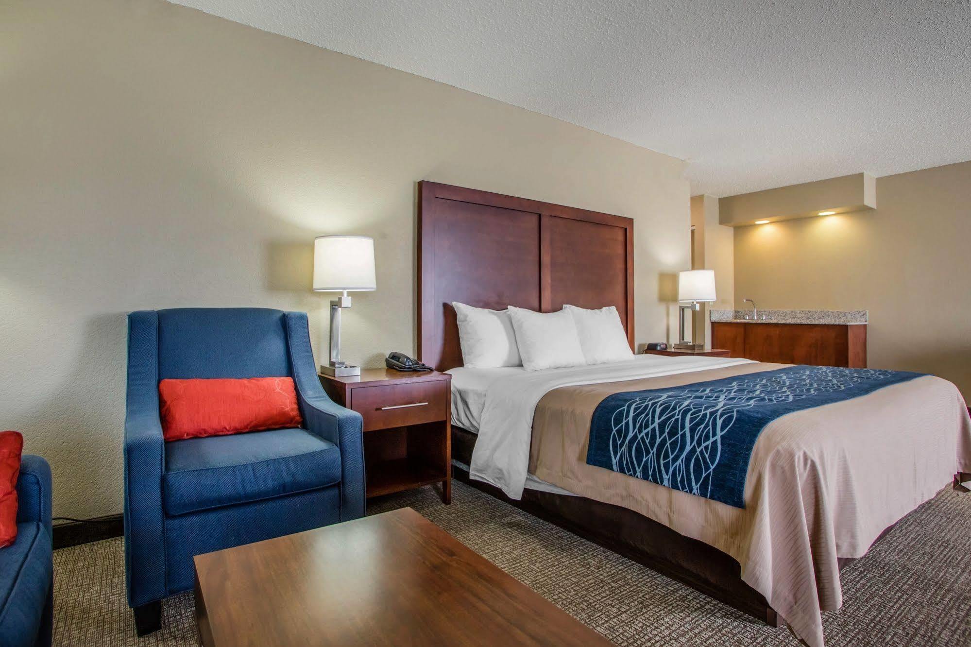 Comfort Inn & Suites Jackson - West Bend Екстер'єр фото